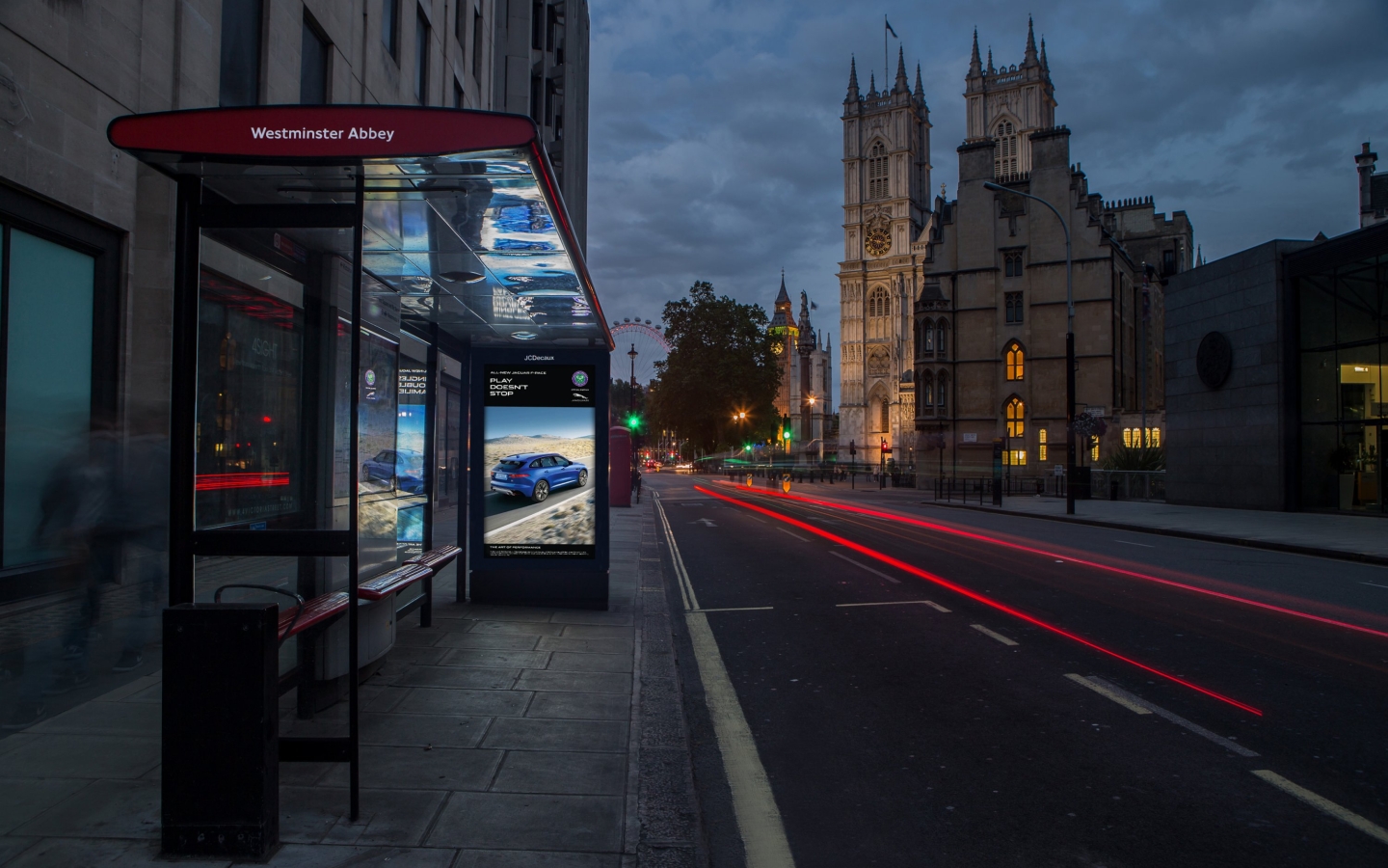 Une campagne digitale Jaguar sur un abribus près de l'abbaye de Westminster à Londres.