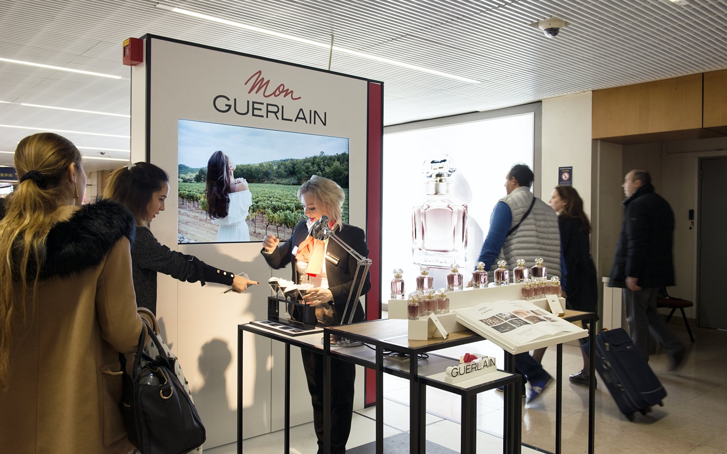 Psychology Of Luxury - Guerlain - JCDecaux France -Paris Orly Airport