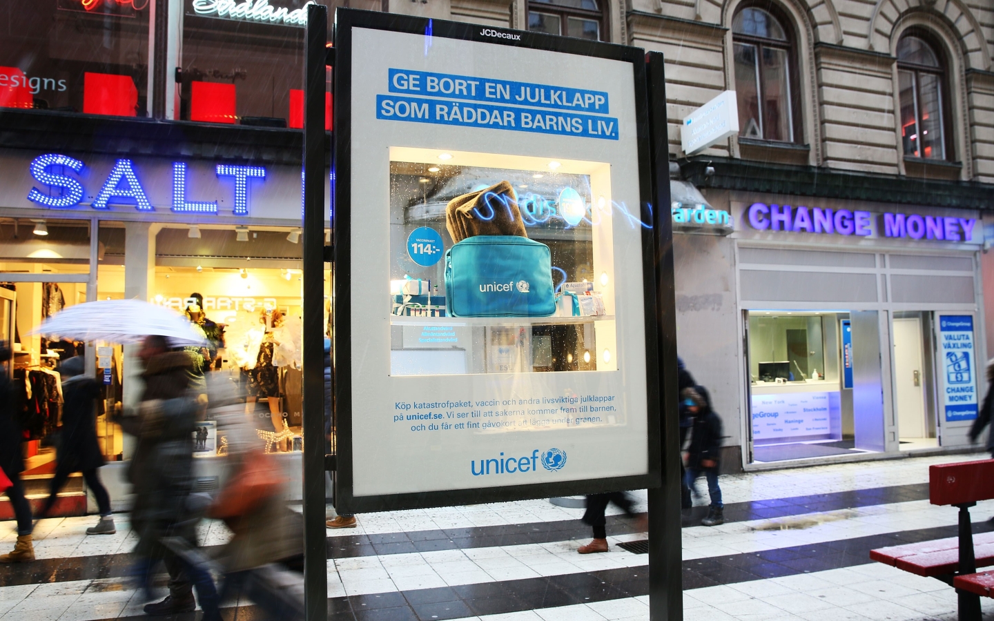 Unicef showcase makes a shop window, JCDecaux Norway, 2016-12