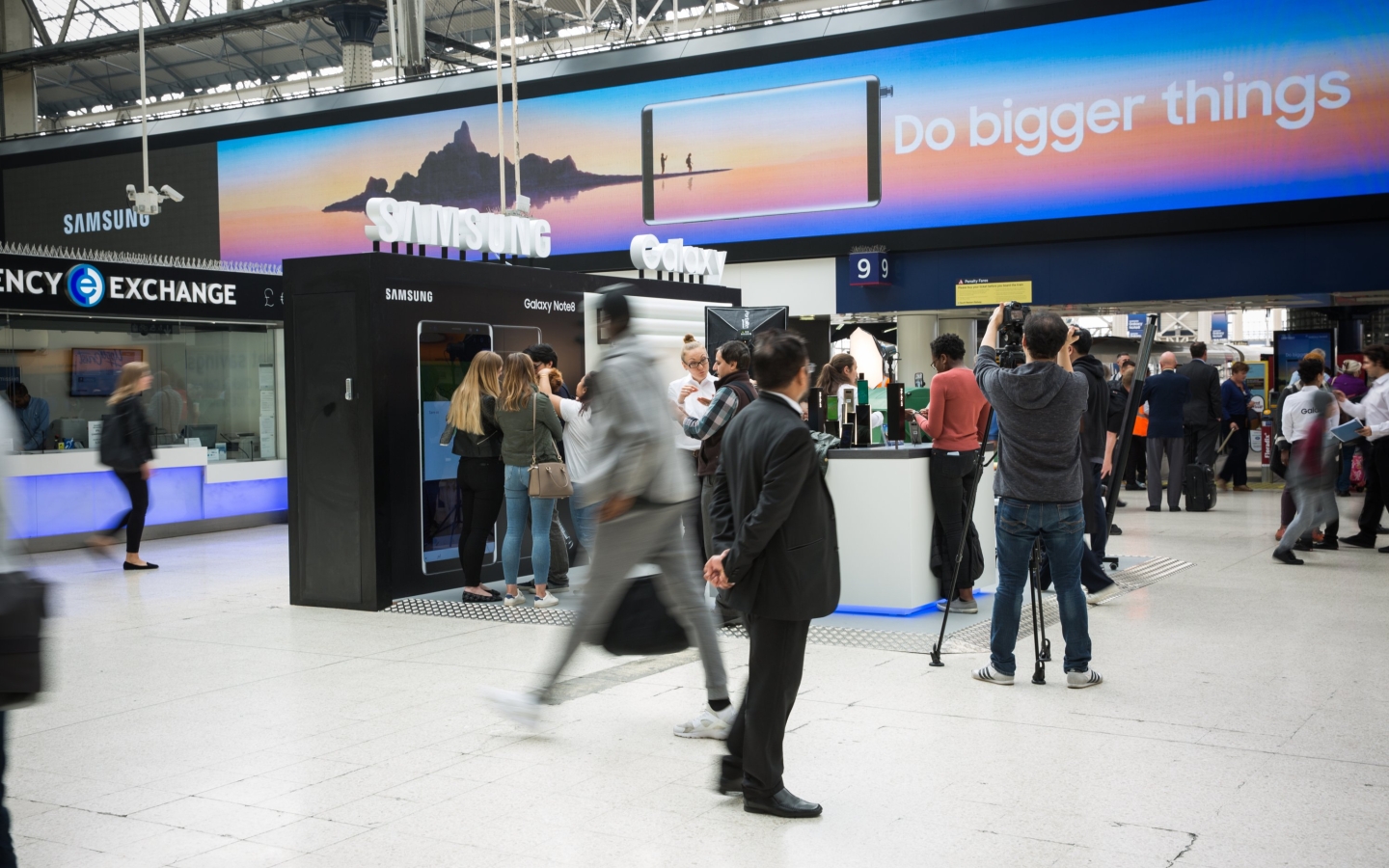 Smart Furniture: What it Means for Brands and for Audiences, JCDecaux Blog, Samsung domination campaign, Waterloo