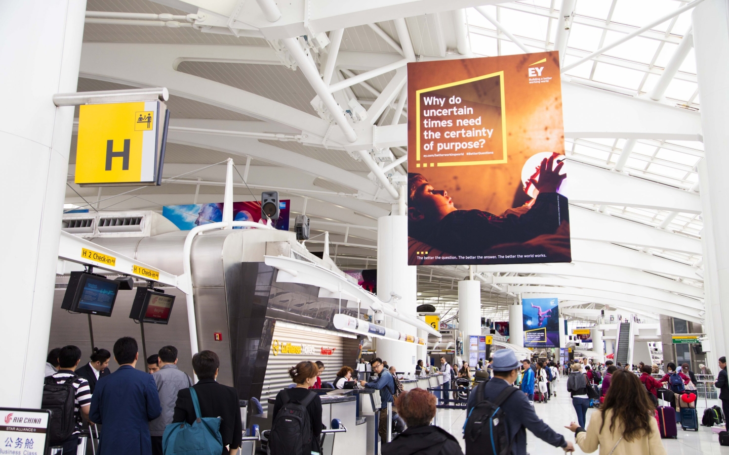 Ernst & Young campaign at USA New York JFK Airport, 2017-05